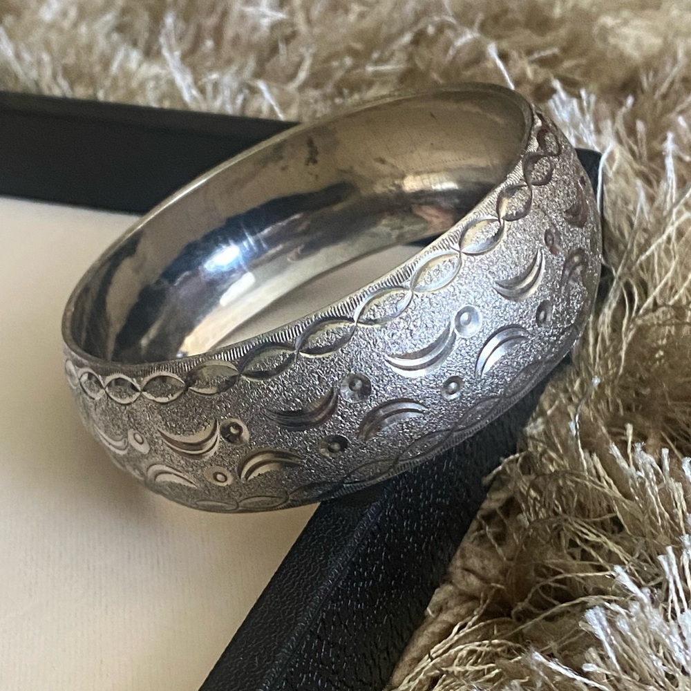 Vintage Silver Tone Etched Bangle Bracelet - Picture 2 of 10
